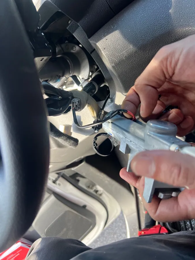 Automotive ignition switch replacement work by 3 Locksmiths